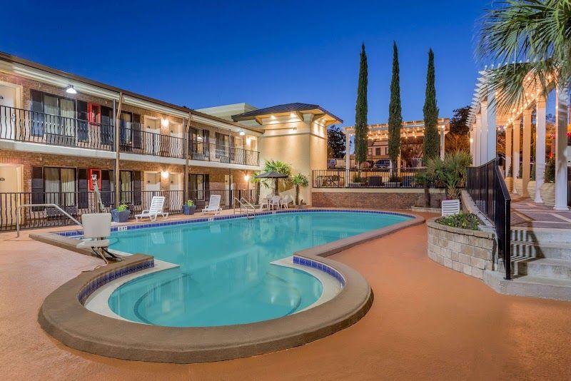 Parking near Days Inn by Wyndham Pensacola - Historic Downtown