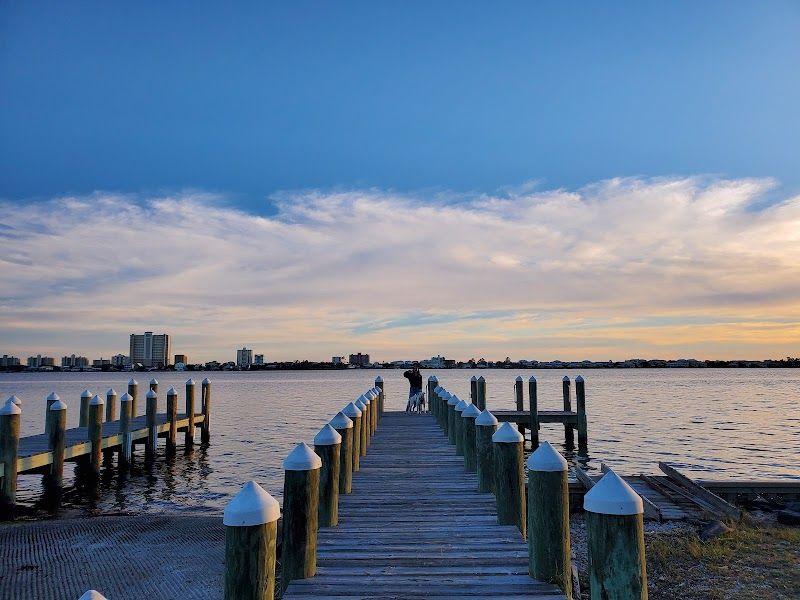 Parking near Mo's Landing Park