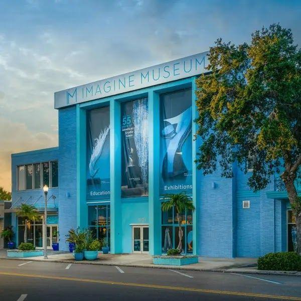 Parking near Imagine Museum: Contemporary glass art